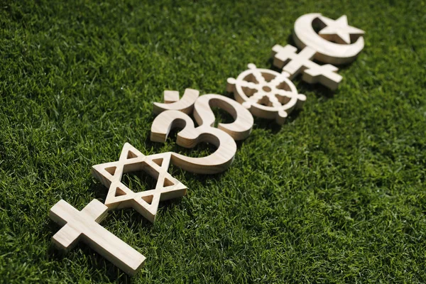 Religiöse Symbole Auf Gras Christentum Islam Judentum Orthodoxer Buddhismus Und — Stockfoto