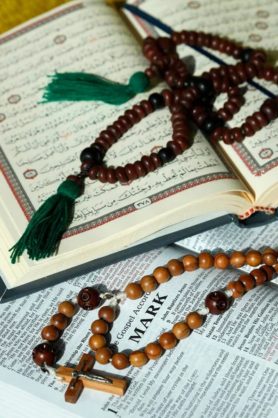 Chrześcijaństwo Islam Dwie Największe Religie Świecie Biblia Koran Krucyfiks Kulki — Zdjęcie stockowe
