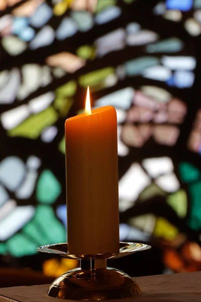 普莱瓦莱圣母教堂 在一个宗教庆祝活动中 教堂的彩色玻璃窗上点亮烛光 — 图库照片