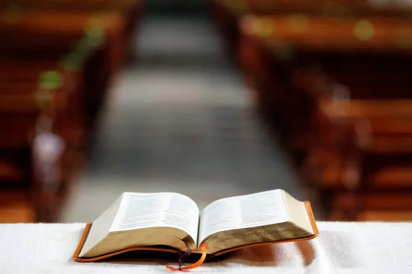 Bible Ouverte Sur Autel Église Catholique France — Photo