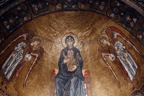 Trieste Katedralen Madonnans Mosaik Mellan Ärkeänglarna Fyller Kupolen Ovanför Huvudaltaret — Stockfoto