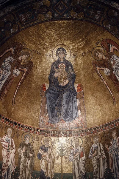 Triesten Katedraali Madonnan Mosaiikki Apostolien Arkkienkelien Välissä Täyttää Kupolin Pääalttarin — kuvapankkivalokuva