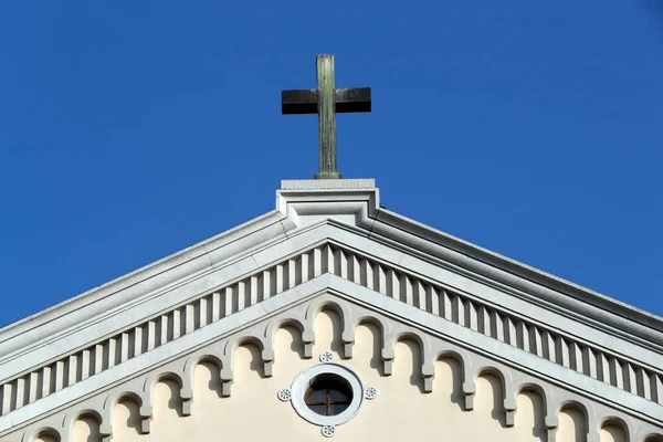 Церква Святого Якова Апостола Хрест Проти Блакитного Неба Трієст Італія — стокове фото