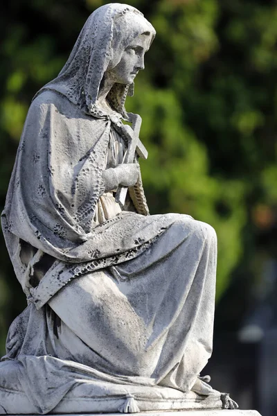 Cementerio Monumental Estatua Una Mujer Rezando Sobre Una Lápida Milán — Foto de Stock