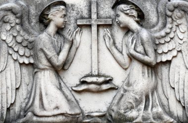 Anıtsal Mezarlık. İki melek ve bir tpmbstone üzerinde çapraz. Milan mı? İtalya. 