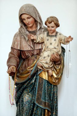 Tespihli Bakire Meryem ve çocuğu. Heykel. Monterosso al Mare. İtalya. 