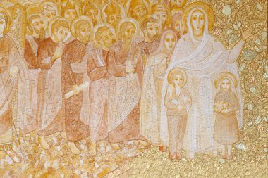  Kutsal Üçleme Bazilikası. Marko Ivan Rupnik 'in büyük altın mozaik paneli. Bakire Meryem. Fatima. Portekiz. 