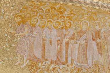  Kutsal Üçleme Bazilikası. Marko Ivan Rupnik 'in büyük altın mozaik paneli. Fatima. Portekiz. 