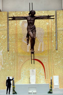  Kutsal Üçleme Bazilikası. İsa 'nın heykeli Catherine Green tarafından çarmıha gerildi. Fatima. Portekiz. 