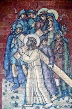 Fatima 'nın mabedi. Haç Yolu. Cyrene 'li Simon, İsa' nın haçı taşımasına yardım ediyor. İsa 'nın tutkusu. Portekiz. 