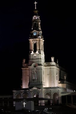 Akşam ayininde Fatima 'ya yapılan hac sırasında ellerinde mumlarla ibadet edenler. Portekiz. 