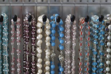 Fatima 'nın mabedi. Tespih boncukları ve dini madalyaları olan bir hediyelik eşya dükkanı. Portekiz. 