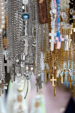 Fatima 'nın mabedi. Tespih boncukları ve dini madalyaları olan bir hediyelik eşya dükkanı. Portekiz. 