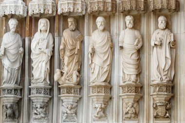 Batı portalı. Batalha Manastırı. Geç dönem Gotik mimarisi, Manueline tarzıyla iç içe geçmiş. Batı portalı. Heykeller. Portekiz. 