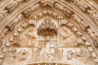 Batalha Manastırı. Geç dönem Gotik mimarisi, Manueline tarzıyla iç içe geçmiş. Batı portalı. İsa ve 4 Evangelist. Portekiz. 