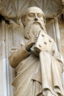 Batalha Manastırı. Geç dönem Gotik mimarisi, Manueline tarzıyla iç içe geçmiş. Batı portalı. Havari. Portekiz. 