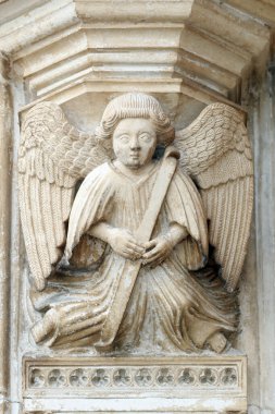 Batalha Manastırı. Geç dönem Gotik mimarisi, Manueline tarzıyla iç içe geçmiş. Batı portalı. Meleğim. Portekiz. 