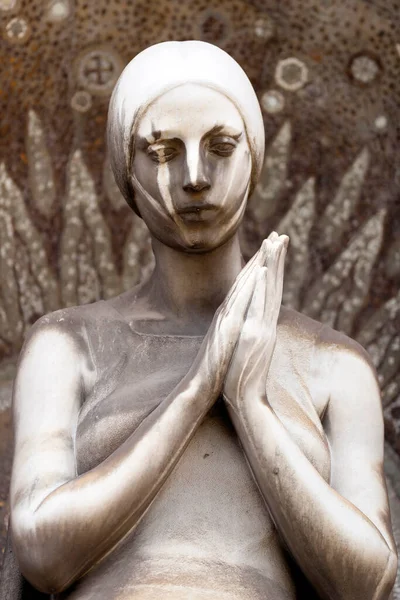 Monumentális Temető Egy Imádkozó Szobra Egy Sírkövön Milánó Olaszország — Stock Fotó