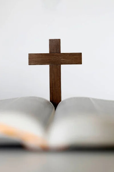 Offene Bibel Mit Holzkreuz Der Mitte — Stockfoto