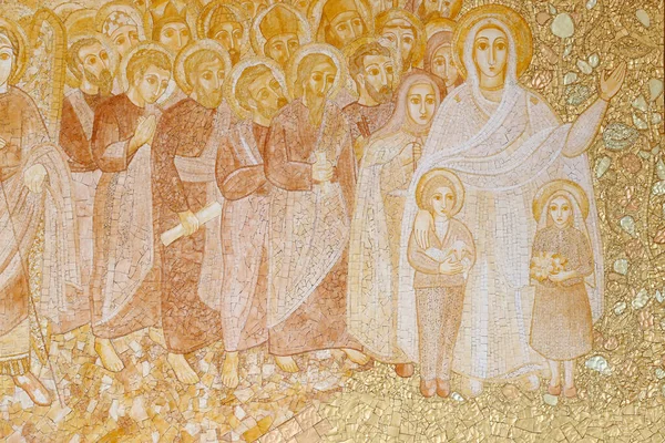 聖三位一体大聖堂 マルコ イワン ルプニクによる大規模な黄金のモザイクパネル 聖母マリア ファティマ ポルトガル — ストック写真