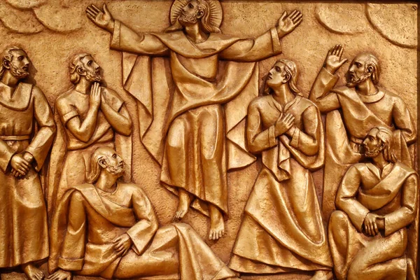 파티마의 파르티아의 대성당의 돋을새김은 십자가의 묵주의 미스테리중 하나를나타내고 예수의 Ascension — 스톡 사진