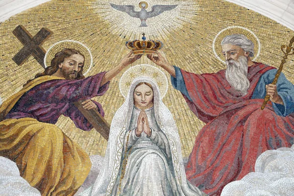 Fatima Sığınağı. Fatima 'nın eski Bazilikası. Bakire 'nin taç giyme töreni. Portekiz. 