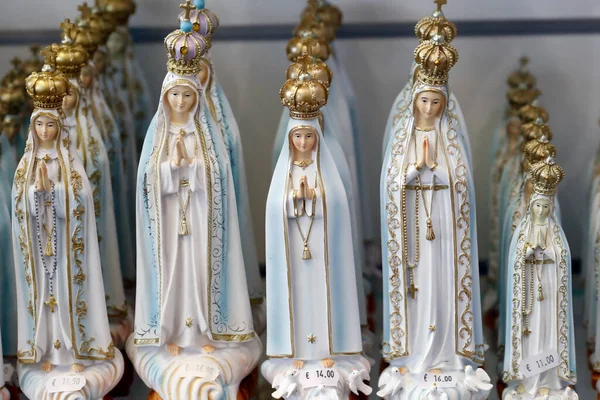 Sanktuarium Fatimskie Zbliżenie Posągów Matki Bożej Fatimskiej Sprzedaż Jako Pamiątki — Zdjęcie stockowe