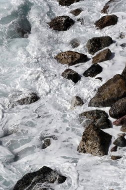 Deniz manzarası: dalgalı suda kayalar. Monterosso al Mare. İtalya. 
