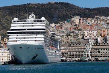 Porto Antico (Eski Liman) manzarası. Yolcu gemisi. Ceneviz. İtalya. 