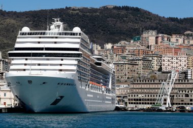 Porto Antico (Eski Liman) manzarası. Yolcu gemisi. Ceneviz. İtalya. 