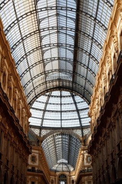 Galleria Vittorio Emanuele II. Aktif bir alışveriş galerisi ve Milan 'ın önemli bir simgesi. İtalya. 