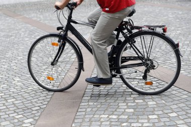 Kaldırımda bisiklet süren bir adam. Ljubljana. Slovenya. 