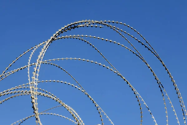 青い空に対する有刺鉄線フェンス 犯罪と罰の概念写真 ジュネーヴ スイス — ストック写真