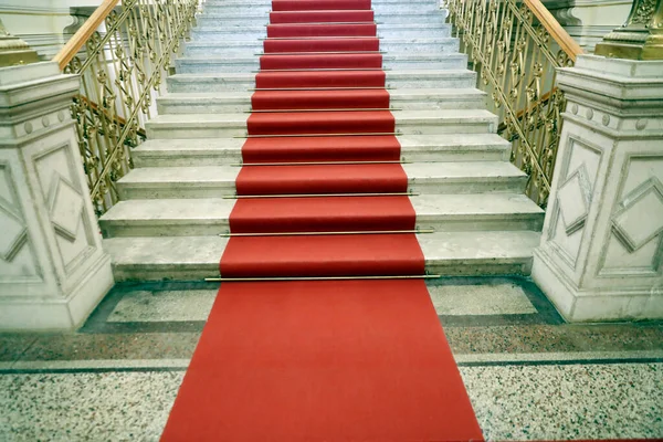 Εθνική Πινακοθήκη Κύρια Σκάλα Κόκκινο Χαλί Λιουμπλιάνα Σλοβενία — Φωτογραφία Αρχείου