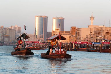 Dubai Deresi 'nde abras adında bir su taksisi..