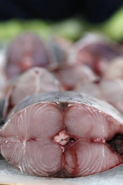 Dubai Balık Pazarı 'nda taze balık satılıyor. Taze ton balığı. Birleşik Arap Emirlikleri.