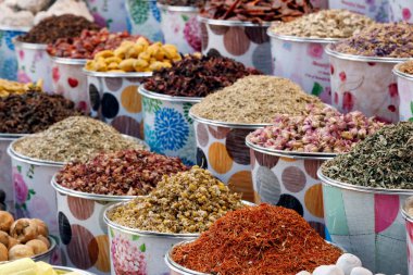Deira 'daki bir baharat dükkanında sergilenen Arap baharatları. Dubai 'de. Birleşik Arap Emirlikleri.