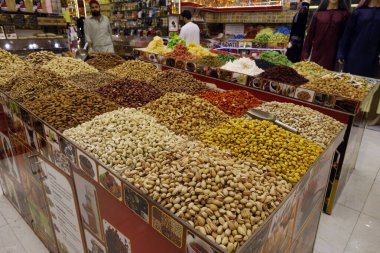 Arap fındığı, tohum ve kurutulmuş meyve Deira 'daki bir baharat çarşısında sergileniyor. Dubai 'de. Birleşik Arap Emirlikleri.