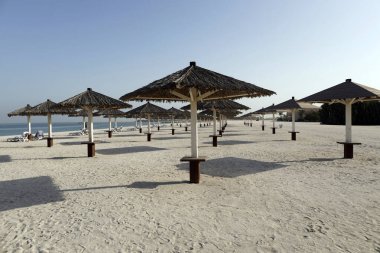 Al Hamra Sahili, Arap Körfezi, Ras Al Khaimah. Şemsiyeler. Birleşik Arap Emirlikleri.