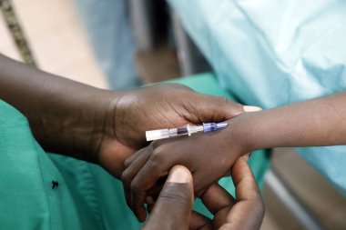 Afrika hastanesi. Ameliyathanede. Pediatrik cerrahi. Anestezi. Benin.. 