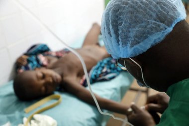 Afrika hastanesi. Ameliyathanede. Pediatrik cerrahi. Anestezi. Benin.. 