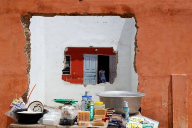  Harabelerde terk edilmiş bir ev. Benin.. 