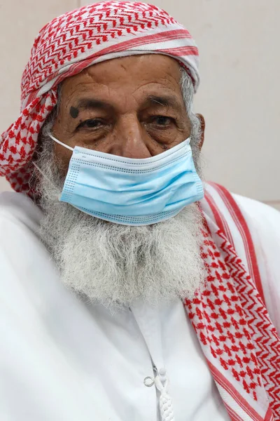 Arabic Muslim Wearing Protective Mask Coronavirus Pandemic United Arab Emirates — Stock Photo, Image