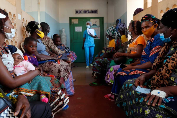Afrika hastanesi. Pediyatri ünitesi. Tıbbi danışmanlık. Bekleme odası. Benin.. 