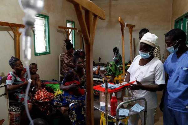 African Hospital Paediatric Unit Nurse Benin — Stock Photo, Image