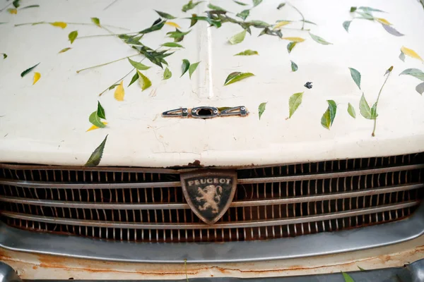 Παλιό Γαλλικό Αυτοκίνητο Peugeot 404 Μπενίν — Φωτογραφία Αρχείου