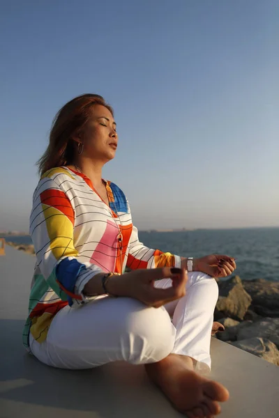 Женщина Медитирует Йоге Над Морем Заката Концепция Тишины Отдыха — стоковое фото