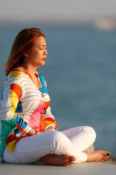 Женщина Медитирует Йоге Над Морем Заката Концепция Тишины Отдыха — стоковое фото