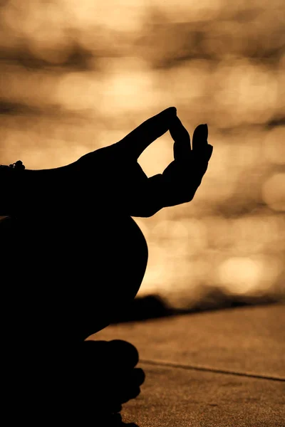 Закройте Руку Молодой Женщины Практикующей Медитацию Позе Лотоса Йога Закате — стоковое фото