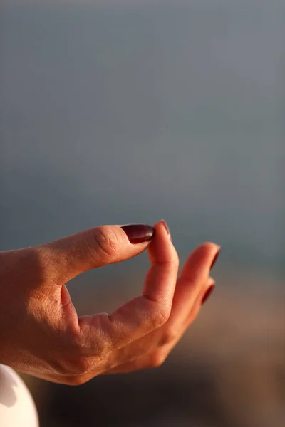 Закройте Руку Молодой Женщины Практикующей Медитацию Позе Лотоса Йога — стоковое фото